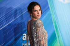 (Видео) Познатата убавица во романтична креација ги плени погледите: „Дали оваа жена е реална?“