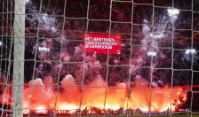 Навивачите со огномет го прекинаа натпреварот на Ајакс