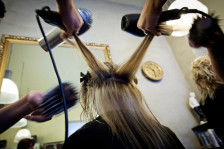 (Фото) Долгата коса е минато? Фризура што ќе биде главен тренд во 2026 година