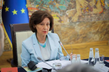 Сиљановска-Давкова со честитка до верниците што го прославуваат Божиќ според грегоријанскиот календар