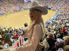 Најубавата манекенка повторно е соло: Раскина со каубојот по две години врска