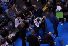 (Видео) Судија се повреди на НБА натпревар, го напушти теренот во инвалидска количка