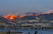 (Фото+видео) Катастрофа во Викторија: беснеат стотици пожари, уништени куќи, илјадници без струја