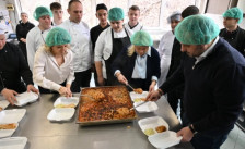 Орце, неговата сопруга и сопругата на премиерот готвеа за бездомните лица во Скопје