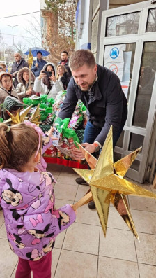 (Фото) Голем број деца пеејќи ја божиќната песна „Вечниот Бог“ пристигнаа во општина Аеродром