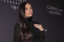 (Видео) Транспарентно, но не и вулгарно: Деми Мур е икона на стилот