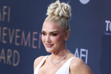 (Видео) Во 90-тите, мажите беа луди по неа, а денеска на 57 години таа се уште е неверојатно згодна