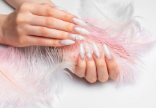 (Видео) Маж стави вештачки нокти, па зажали: „А потоа велат дека на жените им е лесно“