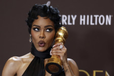 (Видео) „Девојче, ти треба сендвич“: Тејана Тејлор застана во одбрана на Џулија Робертс за коментарот на Златните глобуси