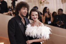 (Видео) За изработката на фустанот биле потребни 323 часа: Селена Гомез блесна на Златните глобуси