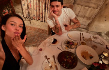 (Фото) Топлесот„ги помрси конците“: Бруклин Бекам објави интимни фотографии од сопругата