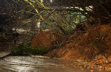 Одрони, излевања и поплави на повеќе локации - во Кичево евакуирани 60 луѓе во спортска сала поради поплавени домови