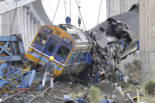 (Видео) Сведоци за несреќата на Тајланд: „Почнаа да паѓаат мали парчиња, па кранот се урна врз возот“