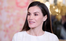 (Фото) Кралицата Летиција повторно го „пронајде“ совршенството во најмодерното „рециклирано“ парче