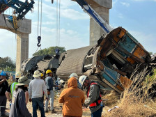 (Видео) Најмалку 28 загинати откако кран се урна врз воз во Тајланд