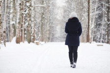 Снегот во Сараево сруши дрво врз жена: од повредите почина