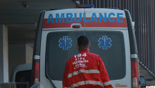 Возач на комбе не забележал човек зад возилото, го удрил и тешко го повредил