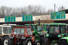 Грчките земјоделци продолжуваат со блокади на граничните премини