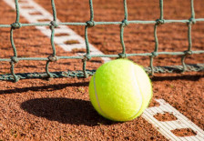 (Видео) Не ги знае правилата и како да го држи рекетот, а настапи на ИТФ турнир