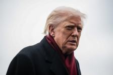 Трамп размислува за можна воена интервенција во Иран, вели Си-Ен-Ен