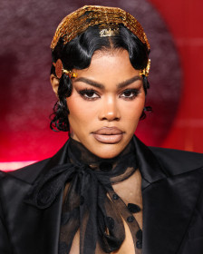 (Видео) „Диво“ издание на опасната убавица: Чипката не може да ги скрие облините