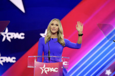 (Видео) Објавена е снимка од танцувањето на снаата на Трамп, луѓето се потсмеваат на социјалните мрежи