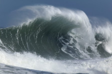 (Видео) Бурата „Ингрид“ пустоши низ Франција: бранови како згради, ветерот носи сè пред себе