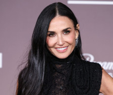 (Видео) Модното ремек-дело на Деми Мур во сенка на испеглано лице: Повторно отиде „под нож“?