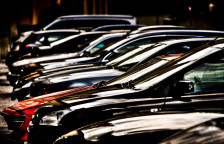 Индија ги намалува царините за увоз за европски луксузни автомобили