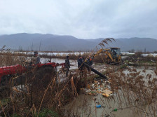 (Видео) Поплави во Струмичко: реката однесе повеќе од 100 јагниња и овци од штала во Костурино, поплавени и земјоделски површини
