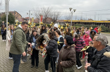 (Фото) Градоначалникот Георгиевски им подари пакетчиња на коледарите од општина Илинден