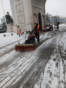 Екипи на ЈП „Комунална хигиена“ го чистат Скопје од снегот