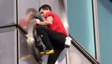 Ризик по животот: Човекот кој се искачи на Тајпеј 101 без заштита земал половина милион евра