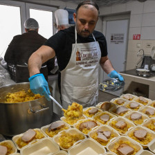 Ѓорѓиевски подготвуваше оброци за народните кујни на Скопската епархија, ги повика сите кои можат да се приклучат