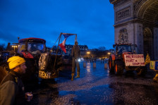 (Видео) Француските земјоделци го блокираат Париз со трактори