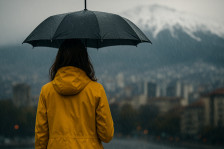 Прoменливо облачно со слаб повремен локален дожд