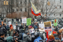 Демонстранти пред судот во Њујорк бараат ослободување на Мадуро