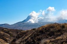 Хеликоптер со двајца туристи исчезна во близина на јапонскиот вулкан