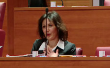 (Видео) Инцидент во хрватскиот парламент: пратеничка ја удри струја