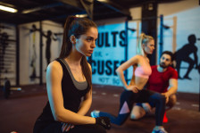 (Видео) Инфлуенсерка распната во коментари – поради хеланки: „Мислев дека си гола“