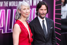 (Видео) „Хејтерите“ не можат ништо да ѝ направат: „Запоставената постара жена“ го урна интернетот со бакнеж со холивудскиот заводник