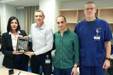 Собраниска делегација во Израел им врачи благодарница на докторите кои помагаа на настраданите во Кочани