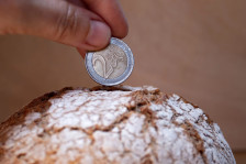 Со паричка во погача голем број семејства вечерва ќе ја дочекаат Старата Нова година