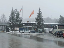 Бугарски државјанин протеран од земјава, кај него се пронајдени боксирач и транспарент со навредлива содржина