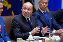 По новите документи, министерот призна: Бев на островот на Епстин со сопругата и децата, не посведочив незаконско однесување