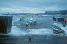 Берлинскиот аеродром ги одложи сите полетувања поради снег и замрзнат дожд