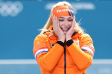 (Видео) Најсексипилната спортистка освои злато, па се соблече: „Жешки снимки од мразот“