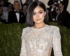 (Фото) Облините се тука, но тука е и нејзиното „старо“ лице: Дали убавицата ги отстрани филерите?