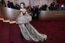 (Фото/Видео) Го засени настанот со секси издание: Маура Хигинс ги покажа своите неверојатни стомачни мускули