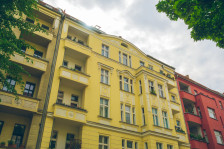 Деветгодишно девојче скокнало од балкон во Германија: мајката и се заканувала со нож